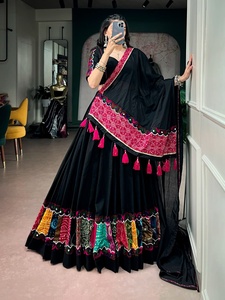 Tenue Traditionnelle Indienne pour Femme en Coton Khadi Noir avec Panneaux Patchwork Multicolores, Bordure en Dentelle Gamthi et Pompons – Idéale pour Fêtes et Mariages - Product Image 3
