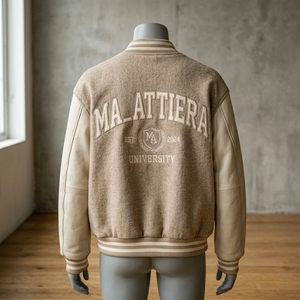 Chaqueta Beige Letterman para Hombre, Cuerpo de Forro Polar, Mangas de Cuero Crema, Chaqueta Bomber Bordada, Personalizada OEM ODM - Product Image 2