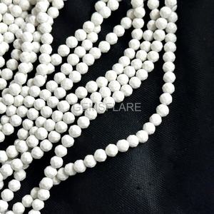 Cuentas redondas microfacetadas de howlita blanca natural de 2 mm, cuentas de howlita para la fabricación de joyas, venta al por mayor, piedras preciosas sueltas facetadas con corte de diamante. - Product Image 2