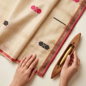 Sari en soie Tussah fait main, couleur naturelle, tissu satiné avec pièce de blouse non cousue et pompons décoratifs - Product Image 6
