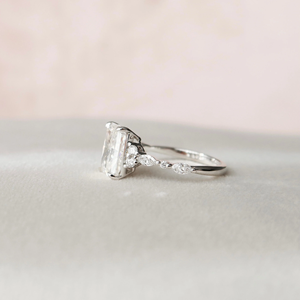 Anillo de Compromiso de Diamantes de Corte Radiante para Mujer, Estilo Clásico, Oro de 14K, Certificado IGI, con Diamantes Laterales - Product Image 2
