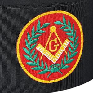 หมวกแก๊ปมาสเตอร์เมสันบลูลอดจ์ - สีดำพร้อมตราสัญลักษณ์สีแดงและพวงมาลัย  วัสดุผ้าเรยอนสีดำ - Product Image 4