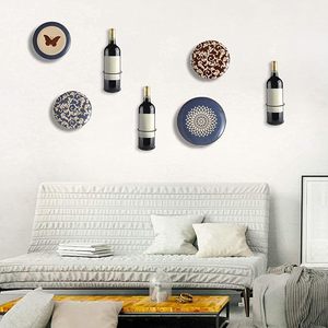 Support mural moderne pour bouteilles de vin avec assiettes décoratives, art métallique pour la décoration intérieure - Product Image 1