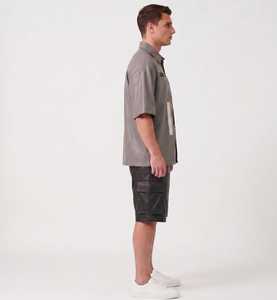 เสื้อเชิ้ตแขนสั้นสีเทาสำหรับผู้ชายมีกระเป๋าและแถบสะท้อนแสงสตรีทแวร์ฤดูร้อนทรงหลวมสีทึบเสื้อโพลีเอสเตอร์ - Product Image 6