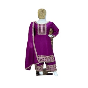 Ensemble Kurti de travail de séquence de broderie de soie lourde de dernier concepteur par FabZone vêtements indiens et pakistanais - Product Image 1