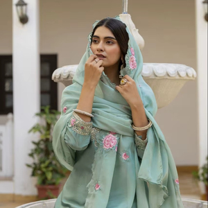 Ensemble ethnique tendance en satin avec Kurti brodé et dupatta léger en organza – Look de soirée - Product Image 1