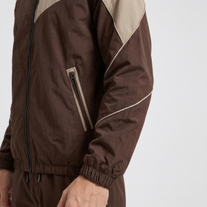 Conjunto Deportivo Retro para Hombre en Color Marrón Beige, con Ribete Personalizado, Cuello Alto, Ligero, Impermeable, para Actividades al Aire Libre, de Dos Piezas - Product Image 3