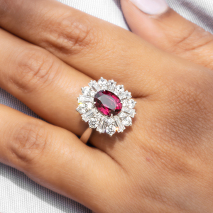 Anillo de Plata de Ley S925 con Granate Cultivado en Laboratorio, Diseño Ovalado con Halo de Diamantes CZ, Anillo de Cóctel para Mujer, Talla Estadounidense 6, Estilo JR106Y - Product Image 1