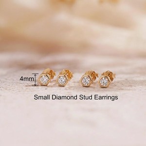 Boucles d'oreilles clous solitaires unisexes en moissanite taille hexagonale 4 mm East West, avec or rose 14 carats, bijoux de mode raffinés pour amis - Product Image 5