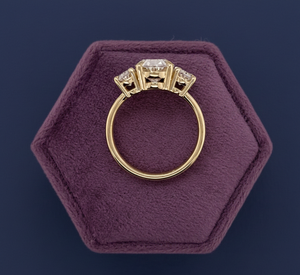 Anillo de compromiso personalizado al por mayor con tres diamantes ovalados cultivados en laboratorio de 3.50 quilates, oro amarillo de 14K, VVS2, certificado IGI, con baño de rodio - Product Image 5