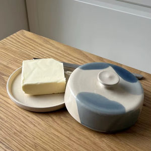 Mantequillera Contemporánea con Tapa de Perilla Suave, Plato Compacto para Servir, Acabado Esmaltado Duradero, Elegante Plato para Guardar Mantequilla - Product Image 2