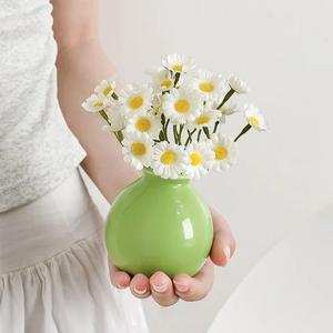 Jarrón Redondo de Cerámica Vibrante con Acabado Verde Lima Brillante, Acento Moderno y Atrevido para Decoración Contemporánea del Hogar - Product Image 4