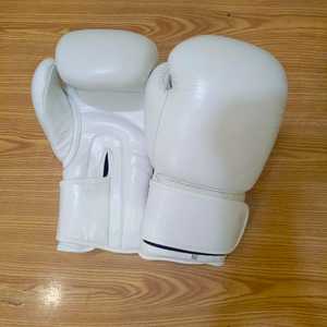 Gants de boxe Yamu Enterprises 16oz en cuir blanc pour sac de frappe et sparring, équipement personnalisable avec logo, fermeture auto-agrippante YM-BGW-01 - Product Image 1