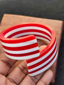 Artisanat en résine de style ange vintage fabriqué à la main pour femmes Bracelet de bouton de manchette fabriqué à la main haut de gamme personnalisé d'Inde - Product Image 2