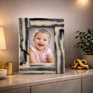 Cadre photo familial élégant en résine avec détails peints à la main, accessoire décoratif pour armoire de salon - Product Image 2