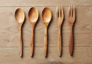 Ensemble de couverts en bois de qualité supérieure, manches simples, faits à la main, en bois massif, idéal pour les hôtels, les restaurants, la restauration, les plats et les desserts. - Product Image 3