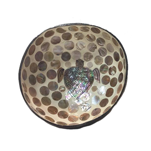 Cuencos de cáscara de coco artesanales vietnamitas con incrustaciones de conchas marinas - Product Image 1