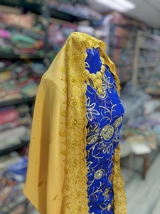 ผ้าคลุมไหล่สีน้ำเงินรอยัลประดับลูกปัดแบบฟรานซาวี ดีแรค พร้อมลายปักดอกไม้สีทองและผ้าลูกไม้สีมัสตาร์ด - Product Image 2