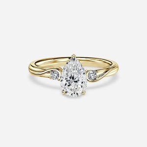 Anillo de Compromiso con Corte de Pera de 2 Quilates, Oro Amarillo de 14 Quilates, Piedras Laterales Redondas, Banda Entrecruzada, Fabricante de Joyería Fina Personalizada, Venta al Por Mayor - Product Image 1