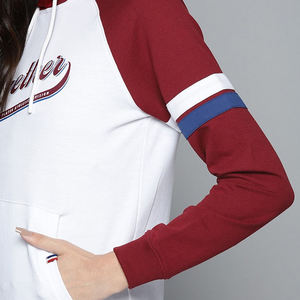 บริการ OEM ผู้ผลิตเสื้อฮู้ดขนแกะสำหรับผู้หญิง ระบายอากาศได้ดีสำหรับฤดูหนาว ดีไซน์ตามสั่ง ตัวเลือก MOQ ต่ำ เสื้อสวมหัวลำลอง แฟชั่นประจำวัน - Product Image 4