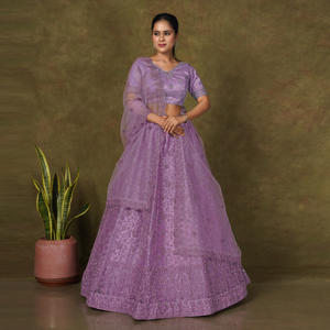 Ensemble Lehenga Choli en tulle transparent avec broderie complexe en fil, jupe à motifs ornés sur toute la surface et chemisier orné - Product Image 2