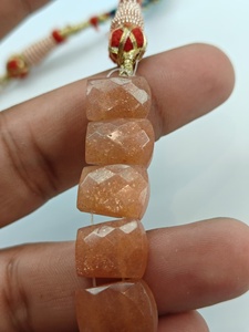 Collier de perles carrées facettées en pierre de lune pêche, couleur orange pêche chaud et paillettes métalliques, pour la vente en gros de bijoux - Product Image 4