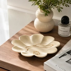 Bol en métal en forme de fleur, bord en pétales, pour servir des desserts, des collations, vaisselle de table - Product Image 4