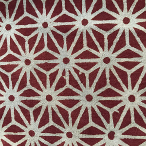 ผ้าฝ้ายพิมพ์ลายบล็อกสีแดงขาว – ลายดาวเรขาคณิตแบบตาข่าย ผ้าฝ้ายอินเดียสำหรับชุดเดรสและเครื่องแต่งกาย - Product Image 1