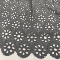 Tissu Hakoba importé de qualité supérieure, orné de broderies ajourées élégantes et de broderies au fil blanc, idéal pour les salwar kameez et les kurtis de boutique.
