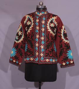 Veste en tissu TNT brodée de fleurs faite à la main – Manteau artisanal pour mariage, fête et occasions festives. - Product Image 1