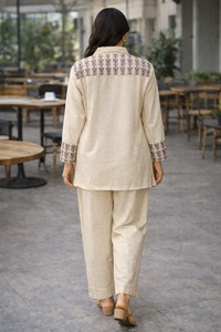 Ensemble coordonné marron de haute qualité pour femmes, manches courtes, disponible à bas prix pour les occasions habillées et les soirées. - Product Image 5