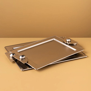 Ensemble de plateaux de service rectangulaires élégants en argent, avec finition miroir polie et accents de poignées demi-circulaires noires distinctives - Product Image 5