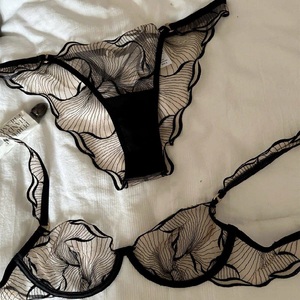 Conjunto de Lencería Transparente de Encaje Vietnamita, Sujetador y Braguita - Product Image 1