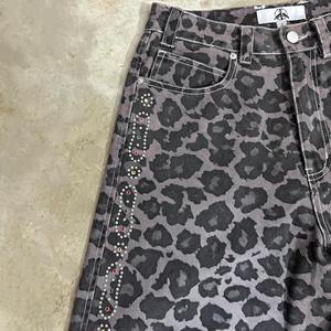 Pantalones Cortos de Mezclilla con Estampado de Leopardo Personalizados para Hombre, Holgados, Estilo Jorts, Denim Pesado de 15oz, Ropa Urbana - Product Image 4