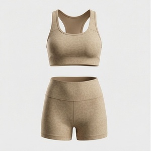 Ensemble de yoga conçu avec un soutien-gorge court, vêtements de sport de haute qualité, respirants, pour la gym et le fitness - Product Image 1