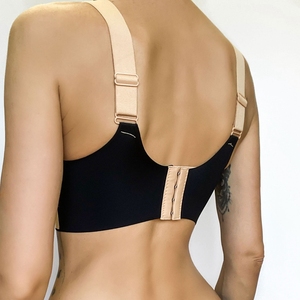 Sujetador deportivo de mujer con cuello en V profundo, color liso, transpirable, soporte medio, yoga, sin costuras, diseño con logo frontal recortado - Product Image 2