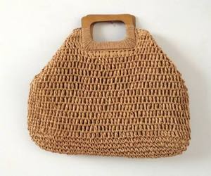 Encuentra momentos tranquilos de relajación en un pueblo soleado con este bolso artesanal de hilo natural diseñado con un cuerpo trapezoidal ancho. - Product Image 4