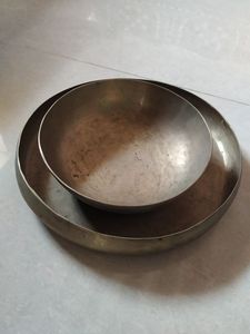 Bol chantant bouddhiste en laiton avec motif inspiré de l'OM pour la méditation, la guérison sonore et la musique - Product Image 4