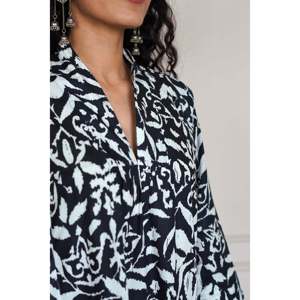 Vestido Casual Mystic Garden en Negro, Talla S-L - Product Image 4