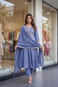 Conjunto Premium de Kurti, Pantalón y Dupatta de Seda Romana con Bordado Codificado, 3 Piezas - Product Image 5