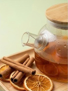 Infusion de thé noir à la cannelle et à l'orange avec tranches d'orange séchées et bâtonnets de cannelle dans un verre, marque NMPT, bon prix - Product Image 2