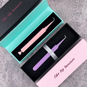 แหนบติดขนตา Diamond Grip Lash Tweezers แบรนด์ส่วนตัว สีชมพู สแตนเลส ปลายไฟเบอร์ 45 90 องศา แบบด้าน ป้องกันแม่เหล็ก ขนาด 10 มม. - Product Image 2