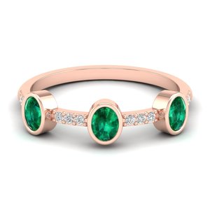 Bague de fiançailles de créateur REYES en or blanc 14 carats de qualité supérieure avec moissanite taille ovale de 0,63 carat et émeraude - Product Image 5