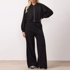 Ensemble de survêtement respirant pour femme : sweat à capuche court noir entièrement zippé et pantalon de jogging droit, personnalisable en gros (OEM) - Product Image 1
