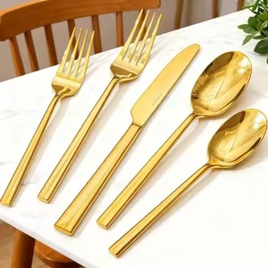 Ensemble de Couverts Métalliques Élégants : Cuillère, Fourchette et Paire de Service – Conçus pour une Présentation de Table Moderne - Product Image 3