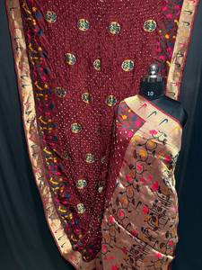 Sari Tradicional Indio-Pakistaní de Seda, Color Granate con Bordado Dorado, Reversible, para Bodas, Largo hasta el Suelo, Corte Regular, para Mujer - Product Image 1