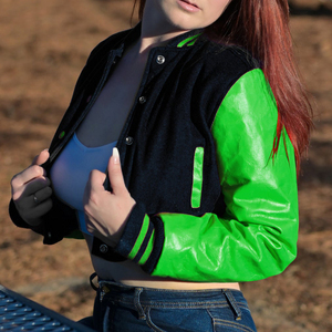 Veste courte universitaire pour femme, style Letterman, noir et vert, avec manches en similicuir, vêtement d'extérieur décontracté, mode féminine - Product Image 3