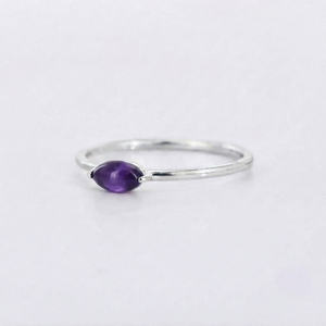 Bague à griffes en argent sterling 925 plaqué rhodium avec cabochon en améthyste taille marquise, style bohème élégant et tendance pour femme, par Rhaya Jewels - Product Image 2