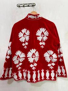 Veste élégante en velours rouge brodée Suzani avec motif floral blanc, manches longues, col montant, faite à la main, style bohème, manteau d'hiver doux - Product Image 3