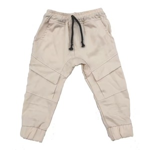 Pantalon cargo confortable pour garçons, style décontracté et utilitaire, tissu durable pour les enfants actifs - Product Image 1